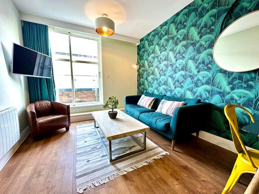 Amazing Modern Apartment - Free Secure Parking! - 1 Minute walk to Poole Quay - Great Location - Free Parking - Netflix - Fast WiFi - Smart TV - Newly decorated - sleeps up to 2! Close to Poole & Bournemouth & Sandbanks