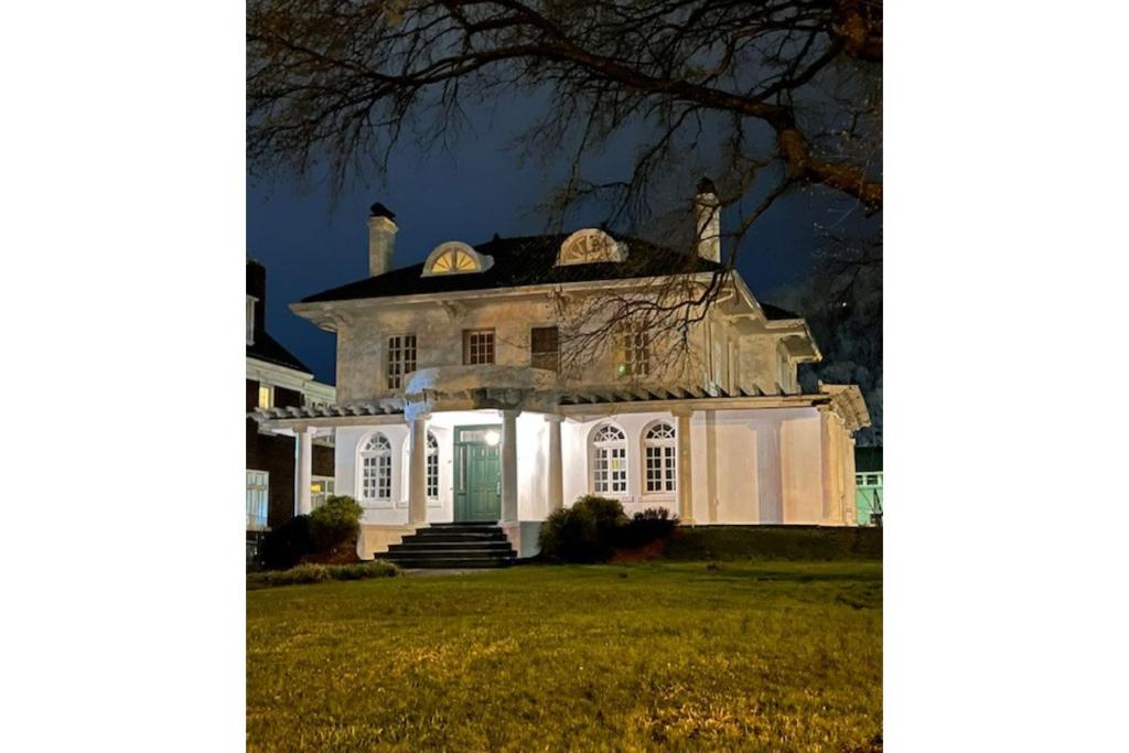 Grand Old White Capitol Executive Suite (Charleston) 