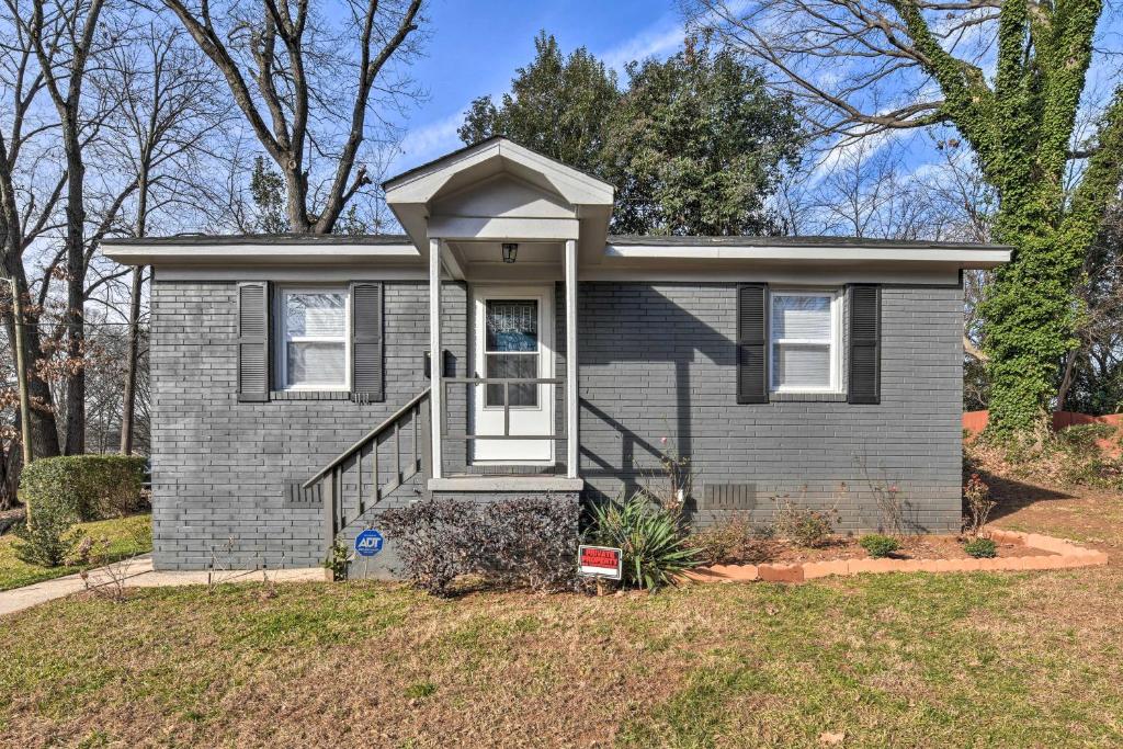 Renovated Charlotte Bungalow - 3 Mi to Downtown!