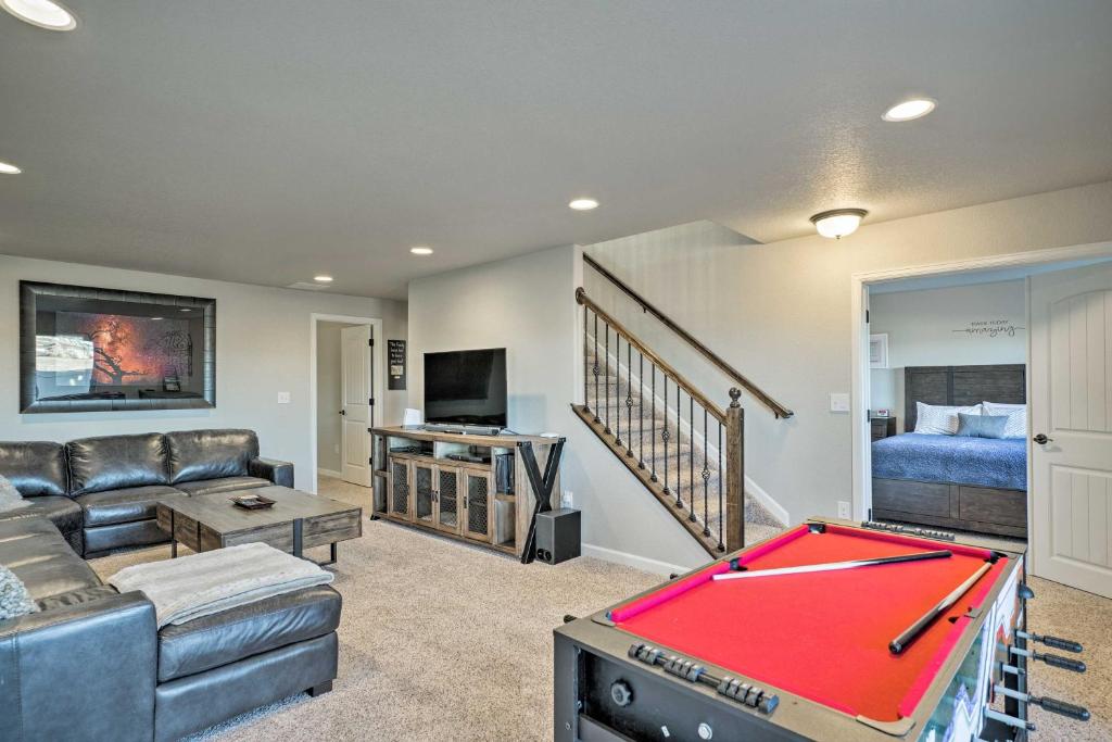 Colorado Springs Townhome with Game Room and Mtn Views