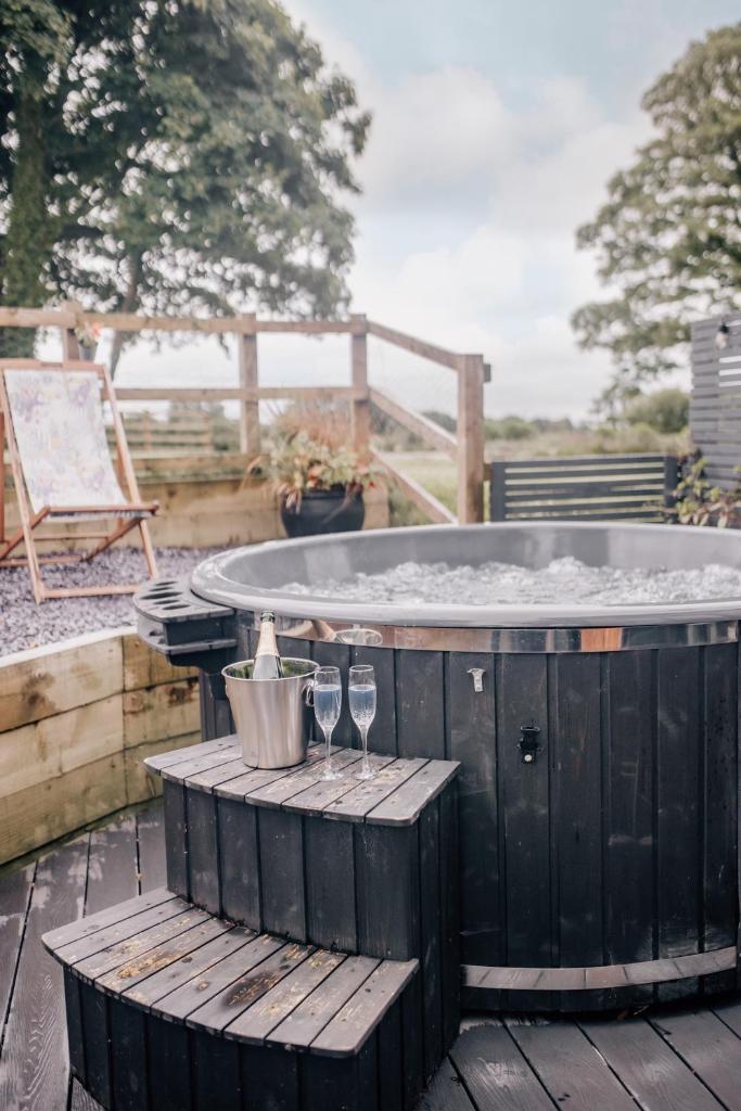 The Lodge at Beacon Fell - Hot tub rural escape