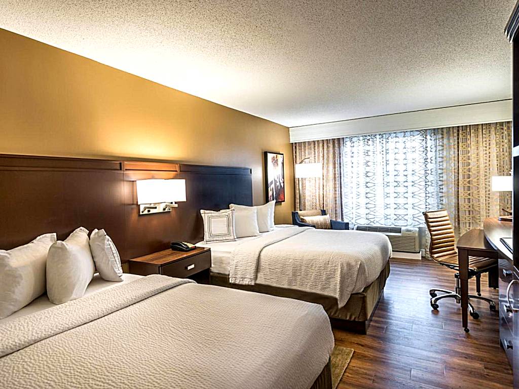 Courtyard by Marriott Charleston Historic District: Queen Room with Two Queen Beds and Balcony