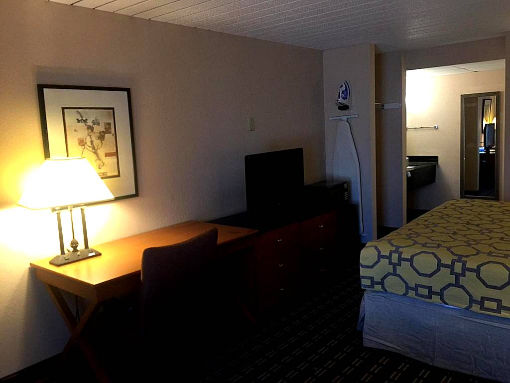 Baymont by Wyndham Knoxville I-75: One-Bedroom King Suite - Non-Smoking