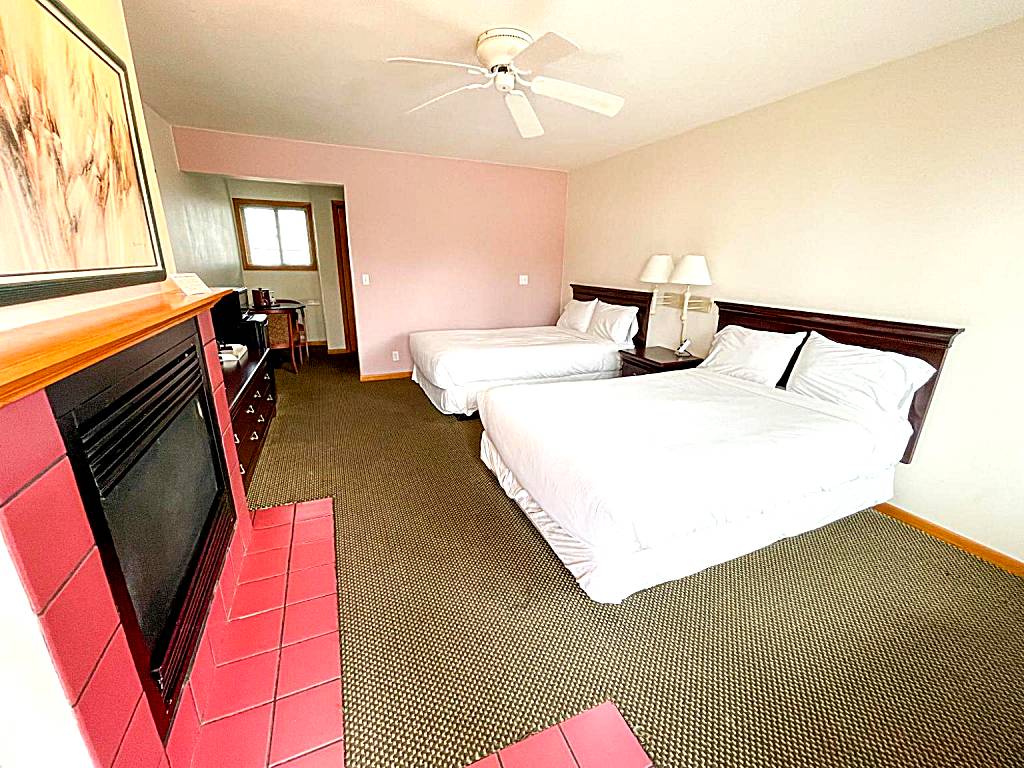 Lake Bluff Inn and Suites: Deluxe Double Room with Two Double Beds