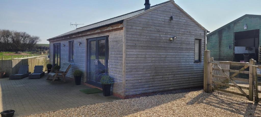 Adorable 1 bed log cabin with log burner