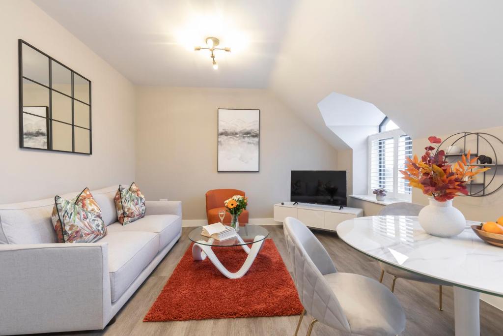 Elliot Oliver - Stylish Loft Style Two Bedroom Apartment With Parking