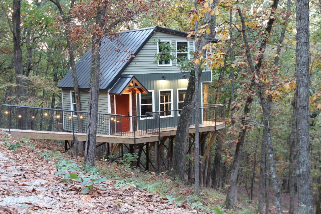 Secluded Treehouse in the Woods - Tree Hugger Hideaway