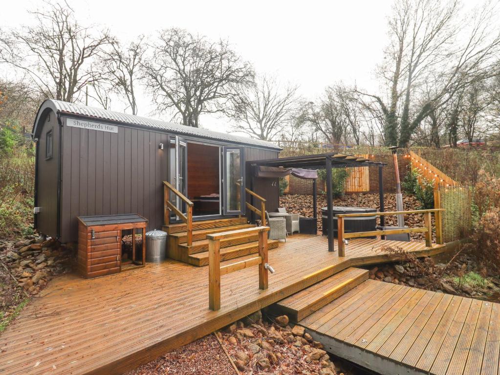 The Shepherds Hut at Bridge Lake Farm & Fishery