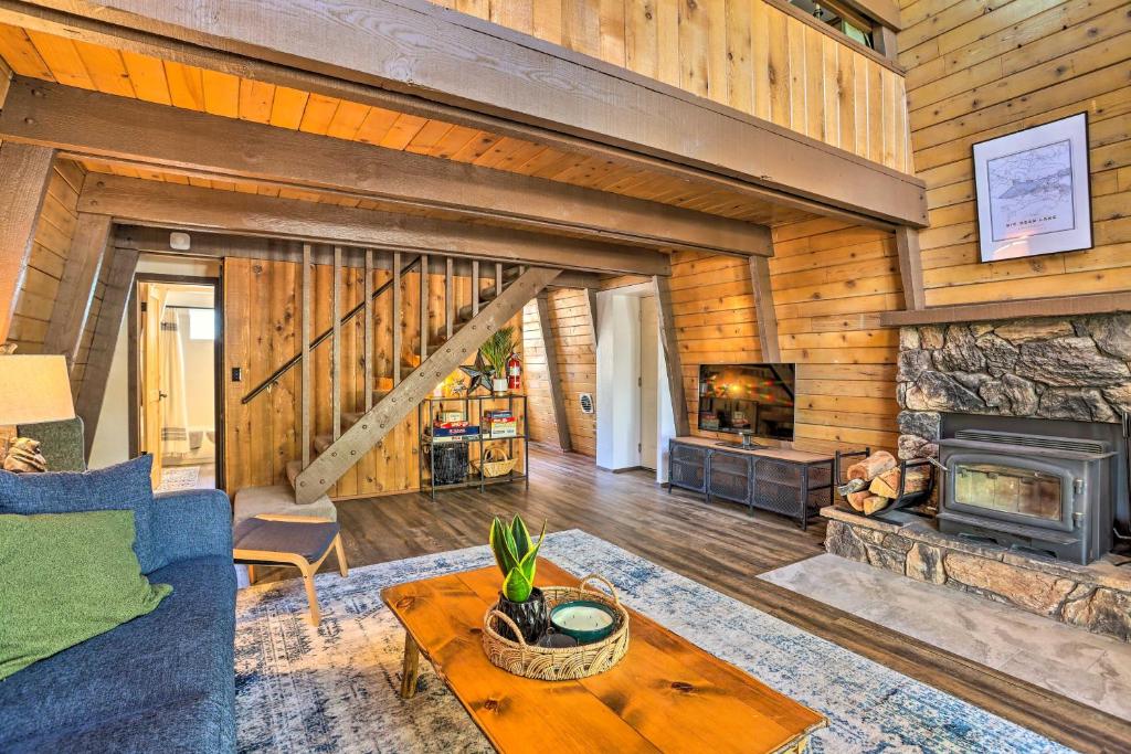 Charming Big Bear Lake Cottage with Deck Hike and Ski