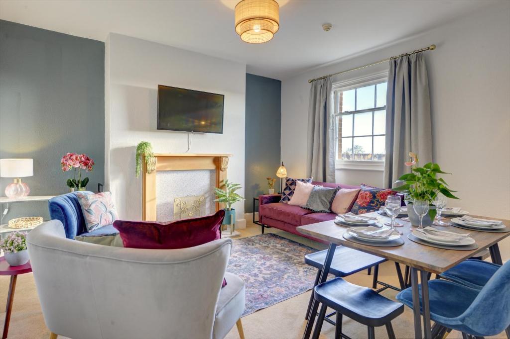 Regency Nest by Spa Town Property - Stylish 3 Bedroom Apartment on 2 Floors, Central Leamington Spa