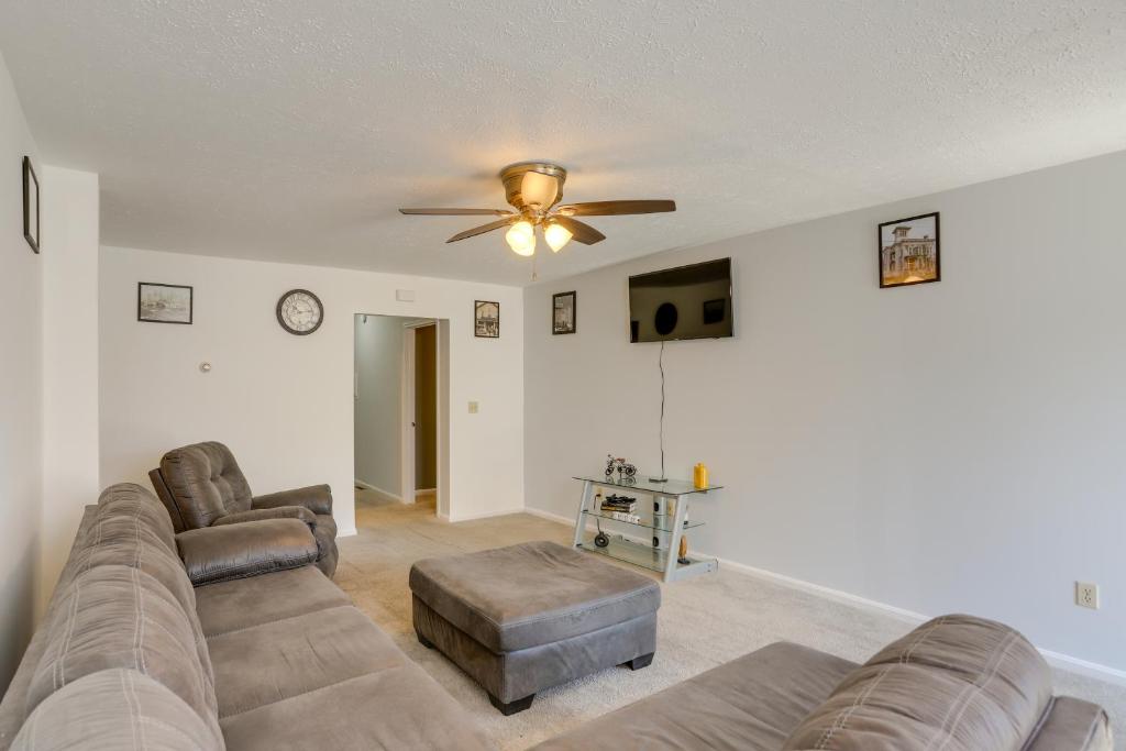 Cozy Sandusky Apartment about 4 Mi to Cedar Point!