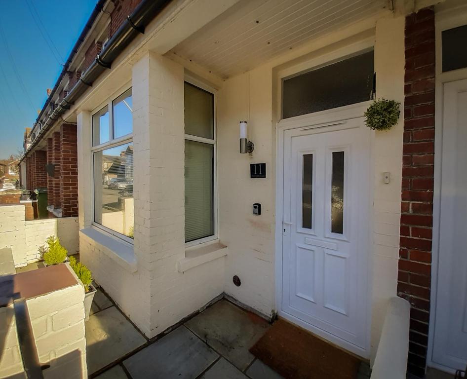 Welcoming 4 Bed Holiday Home in Eastbourne