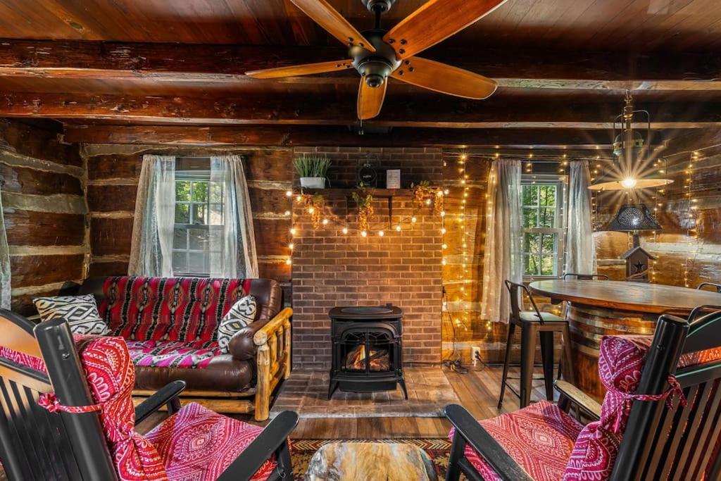 Boozy Bear Bungalow romantic cabin 5 mins 2 downtown with hot tub and fire pit