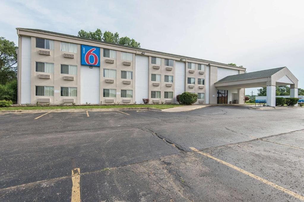 Motel 6-Lawrence, KS