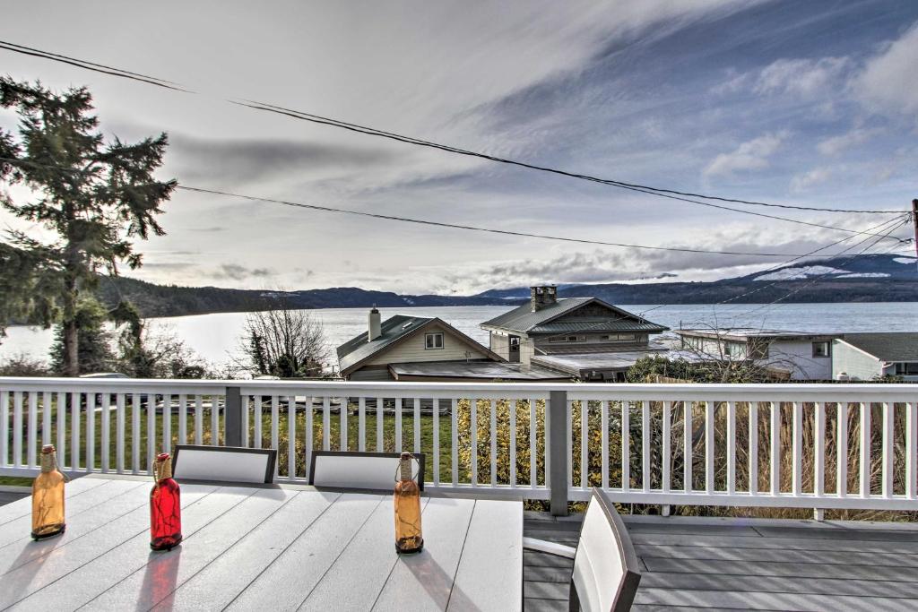 Idyllic Waterfront Cottage with Beach and Sunset Views!