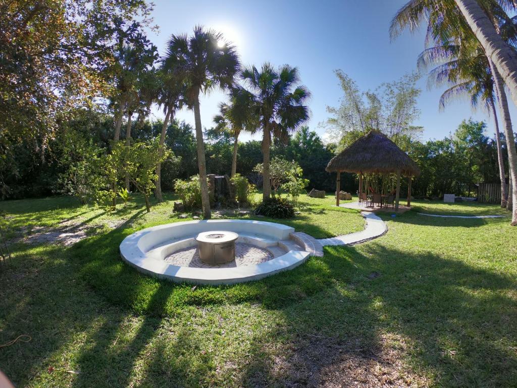 JUPITER WATERFALLS - NEWLY UPDATED - TIKI HUT, FIRE PIT, KITCHEN, POOL HEATER and MORE