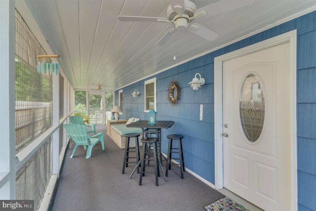 Quaint Beach Block Cottage, 100 steps to the beach