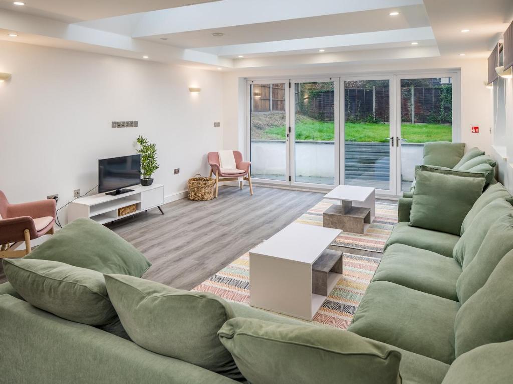 Pass the Keys Large Stylish Modern Six Bedroom House in Watford