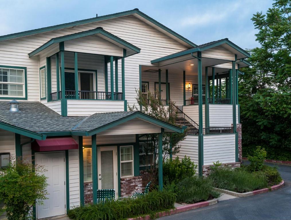 Grass Valley Courtyard Suites