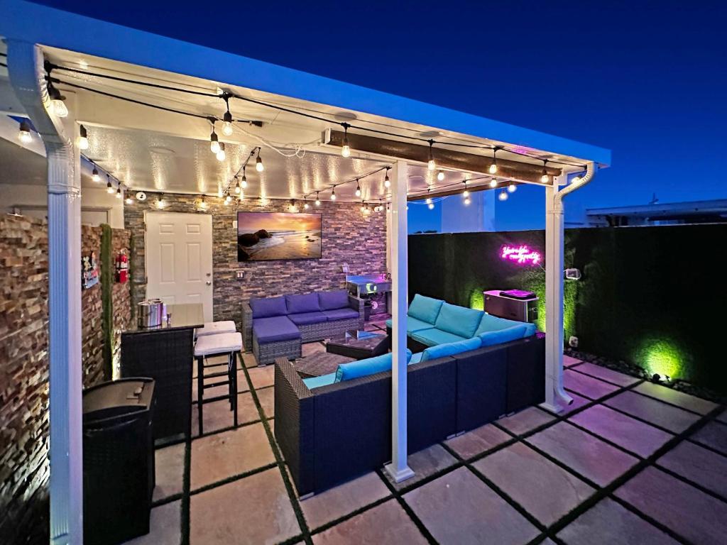 Vacay Spot experience Luna Sky! 65" TV BAR, BBQ, SHOWER massage jets, music, go to FL Keys