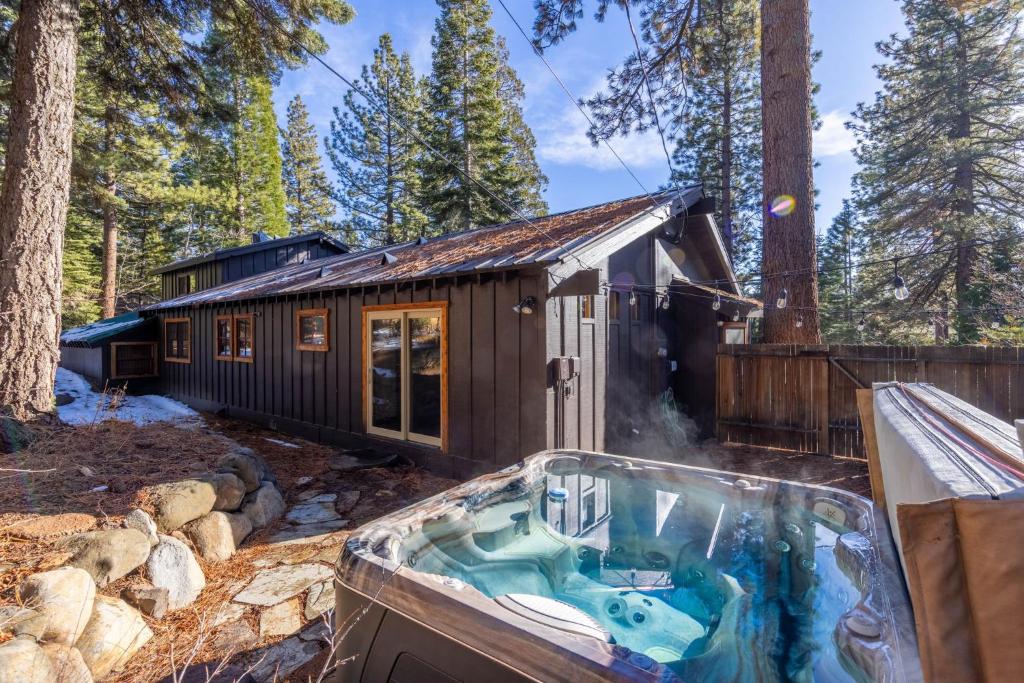 Hidaway in the Highlands - 4BR, Pet Friendly w Hot Tub - Minutes from the Lake & Tahoe City