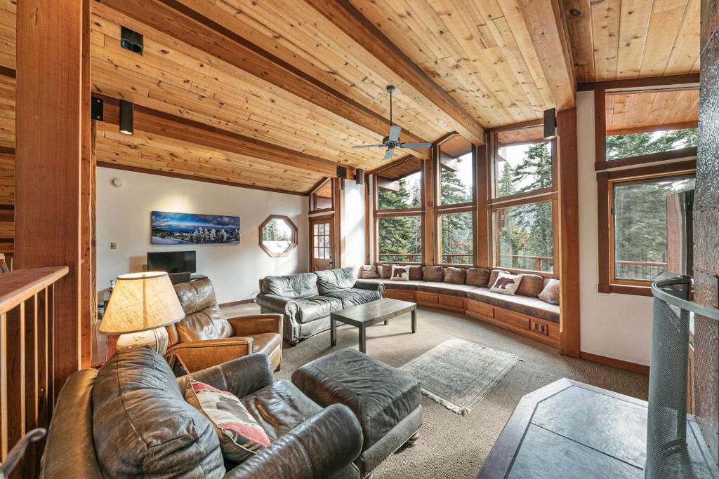 Sherwood Chalet - Quiet 3 BR in Ward Canyon, Private Hot Tub, Near Sherwood Chairlift