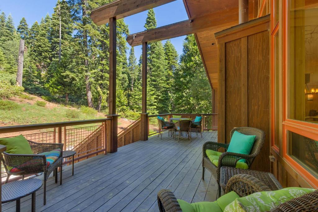 Fairway Favorite - Walk to Tahoe City Shops, Dining & Lake - Pet Friendly