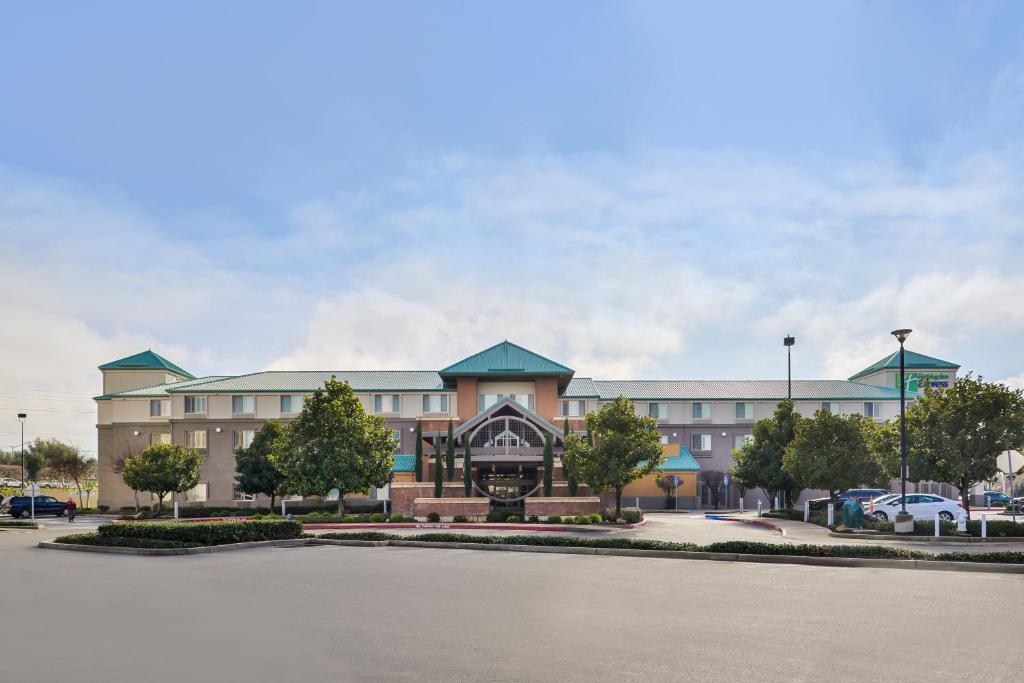 HOLIDAY INN EXPRESS & SUITES ELK GROVE CENTRAL - HWY 99, an IHG Hotel