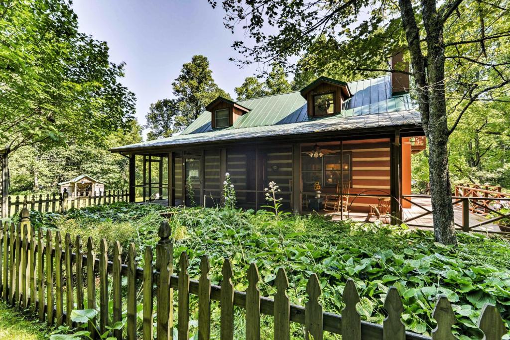 Black Mountain Cabin with Screened Porch and Views!