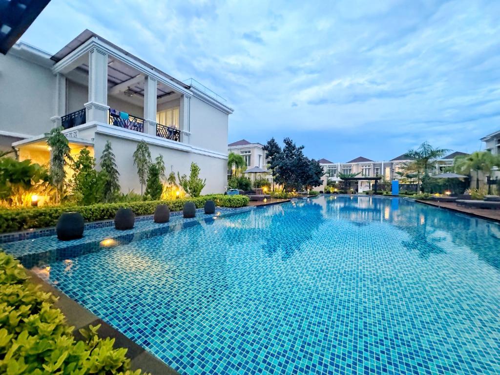 4 Bedrooms Big Holiday House with Pool by PlayHouse at Batam Center