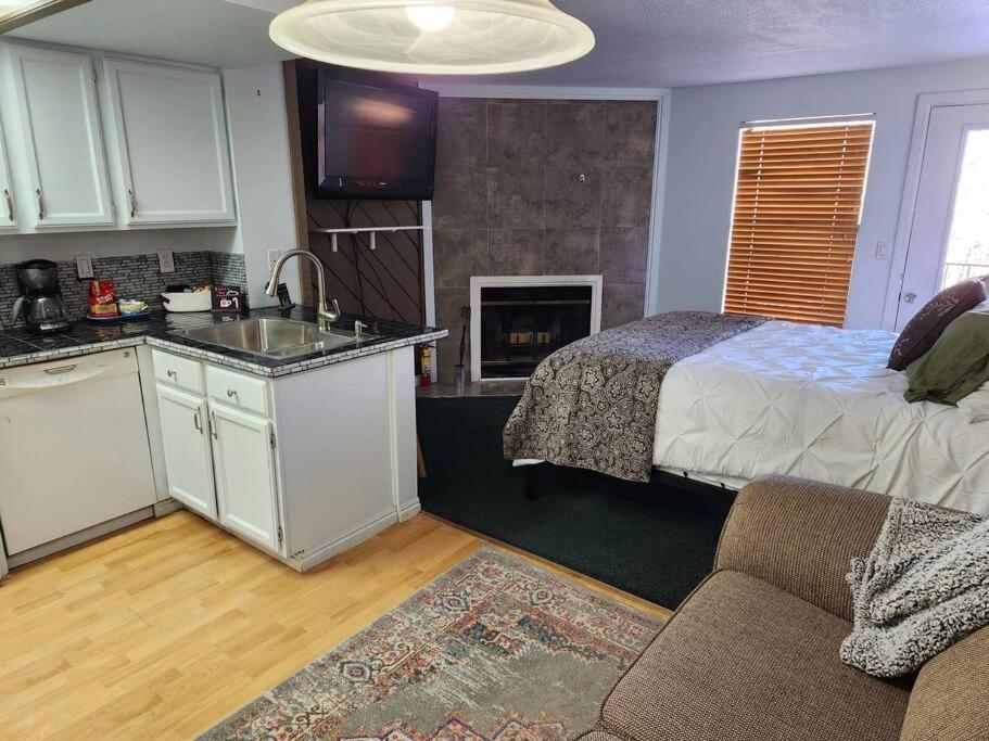 Cozy Condo Across from Navajo w/ Hot tub and pool