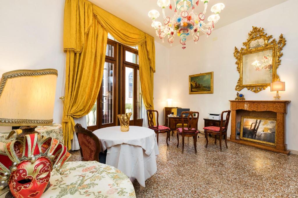 Luxury Venetian Rooms