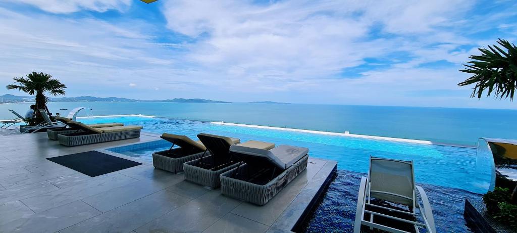 Seaview Beachfront Skypool Rooftop Copacabana Jomtien Condo