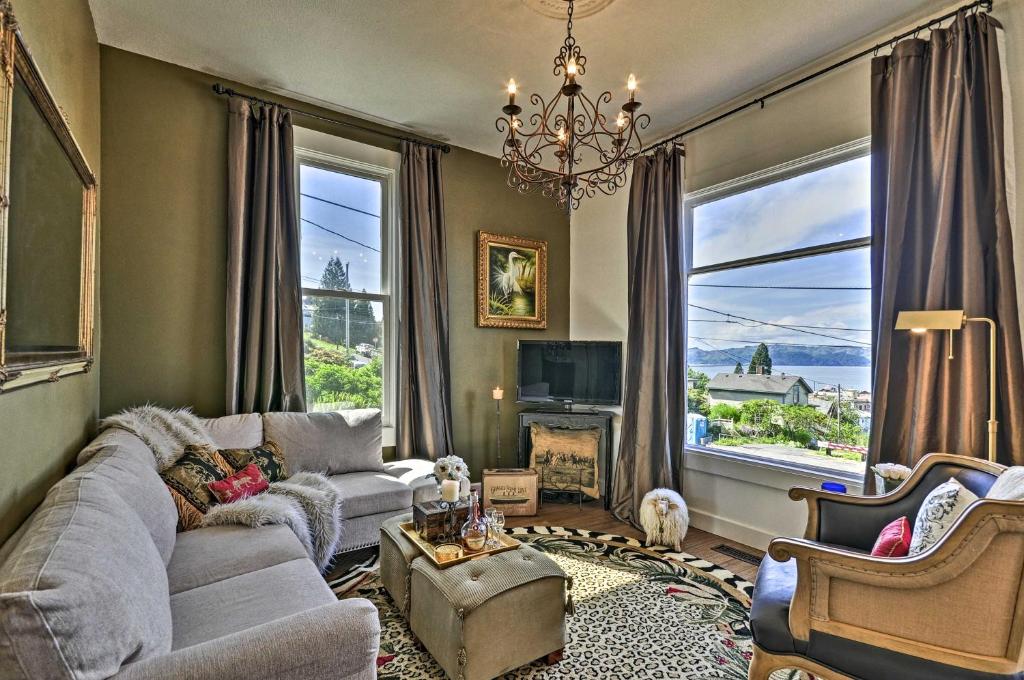 Classic Hillside Astoria Home with Gorge Views!