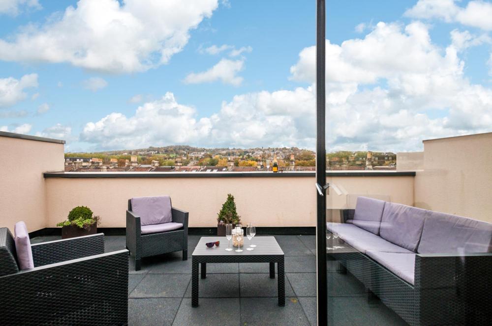 Solar Sanctuary- Skyline Balcony, Deluxe Superking Beds, City Centre, 4K TVs and more!