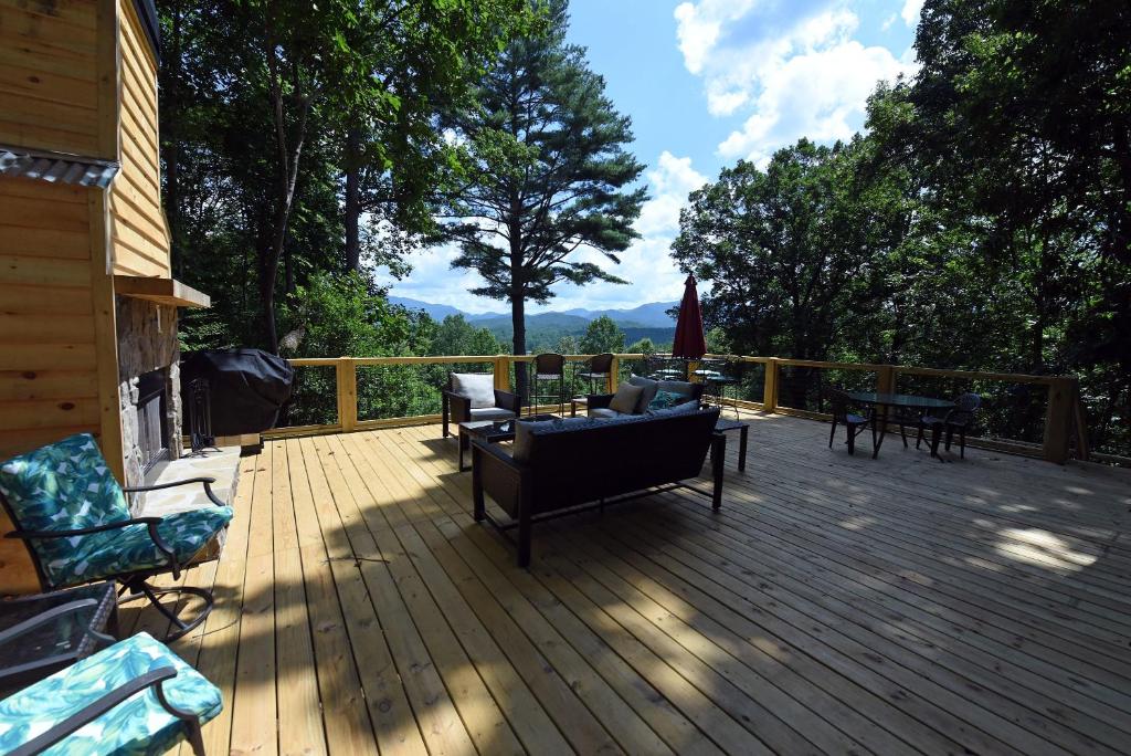 Big Pine - Long range mountain views, large decks, hot tub, fire pit and dog friendly!