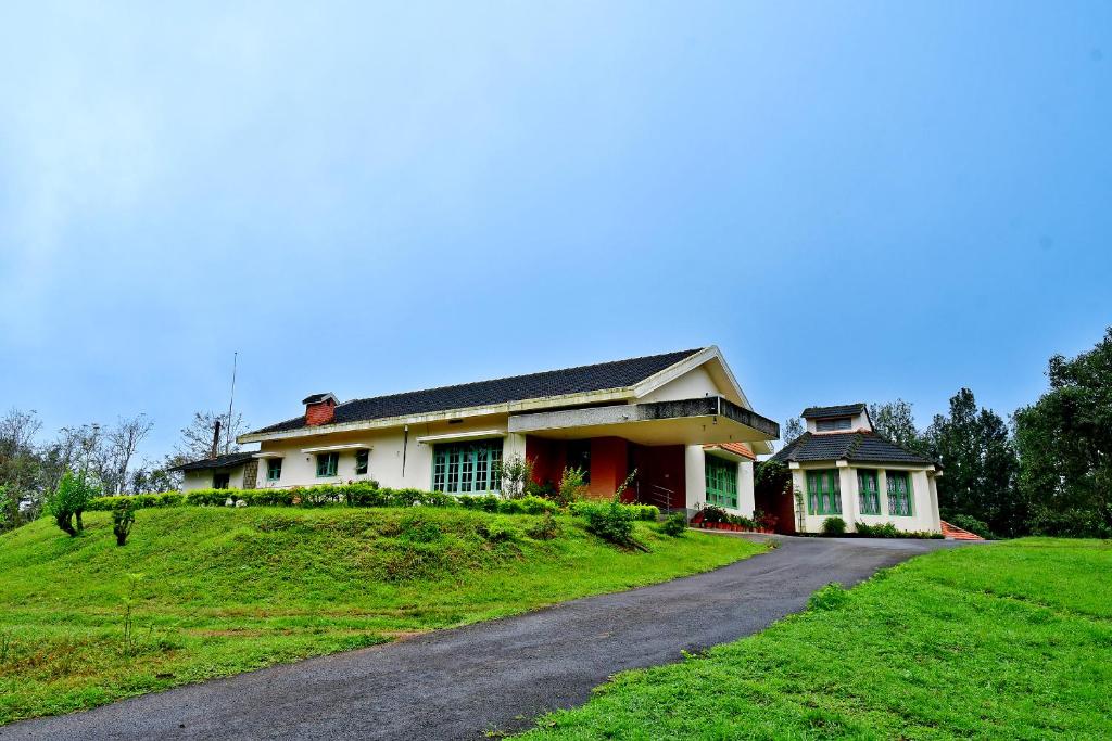 Hill Top Homestay - Estate & Whole Place