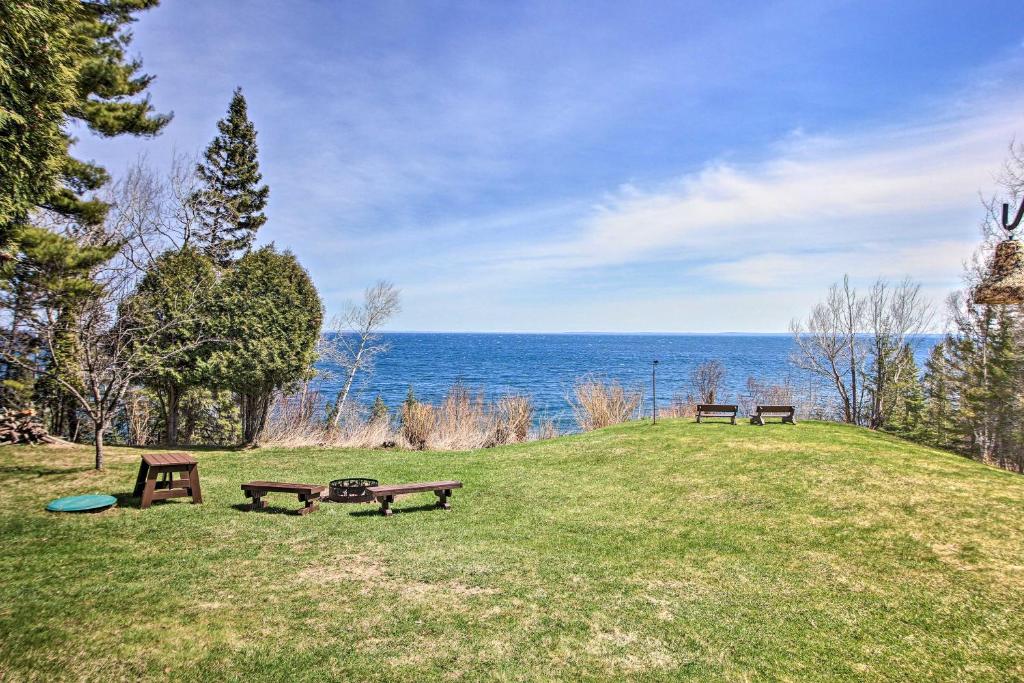 Lake Superior Beachfront Home - 15 Mi to Duluth!