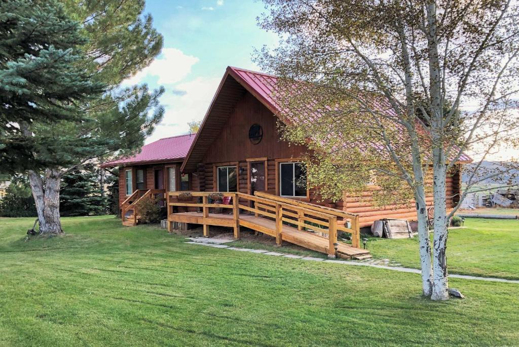 Rustic Cabin 20 Mins to Capitol Reef Natl Park!