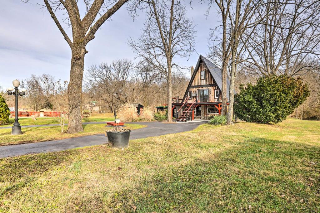 Peaceful Mt Sterling Cabin Deck and Fire Pit!