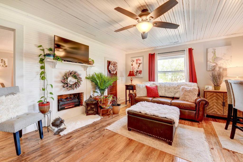 Charming Southern Sage Farmhouse in Denton!