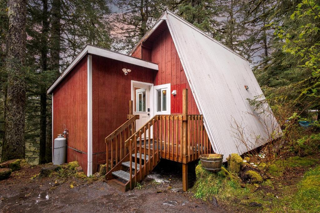 THE SHORELINE CABIN