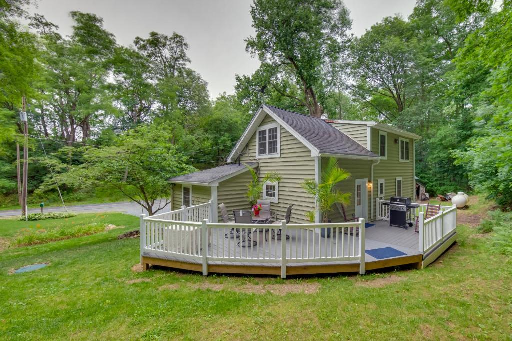 Charming Manheim Cottage with On-Site Animal Viewing