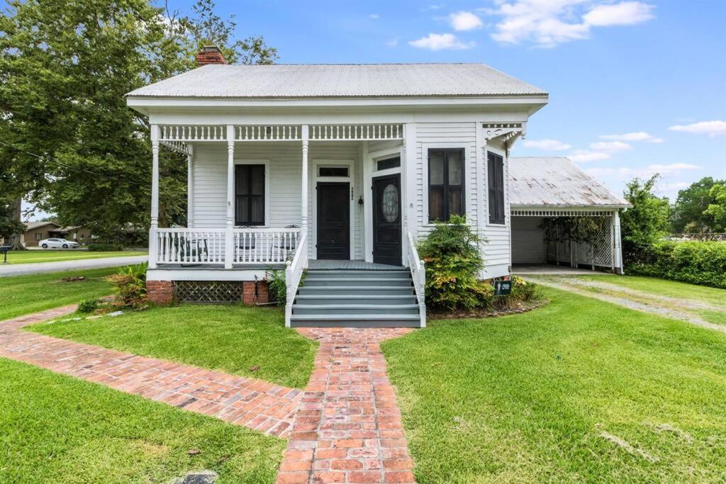 Historic Home, Downtown Scott, Sleeps 6, Near Interstate 10