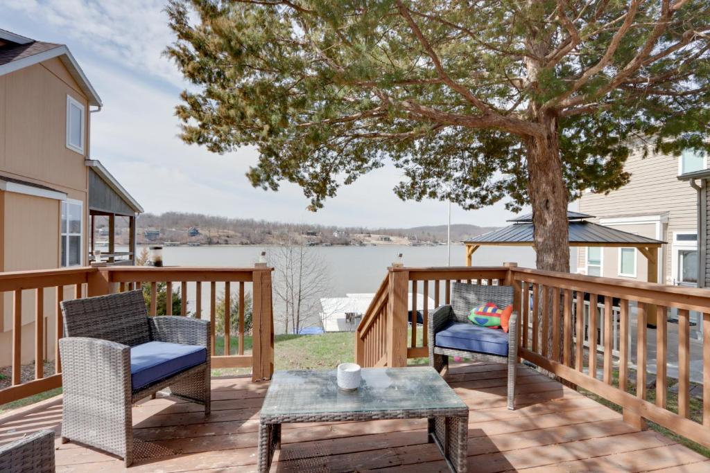 Cozy Camdenton Cottage with Deck and Boat Dock Access!