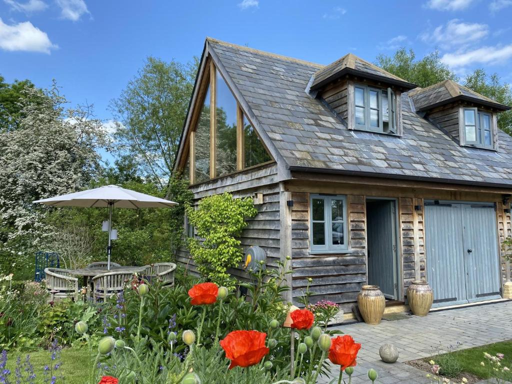 Luxurious Oak Barn in Cotswold Countryside